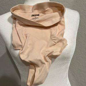 Skims seamless sculpt high waisted thong size S/M color sand new without tags